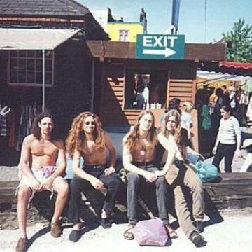 В канаве, ранние годы.