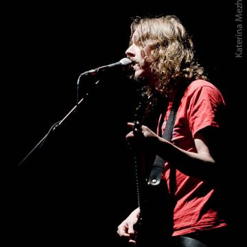 Окерфельдт поёт на тёмной сцене